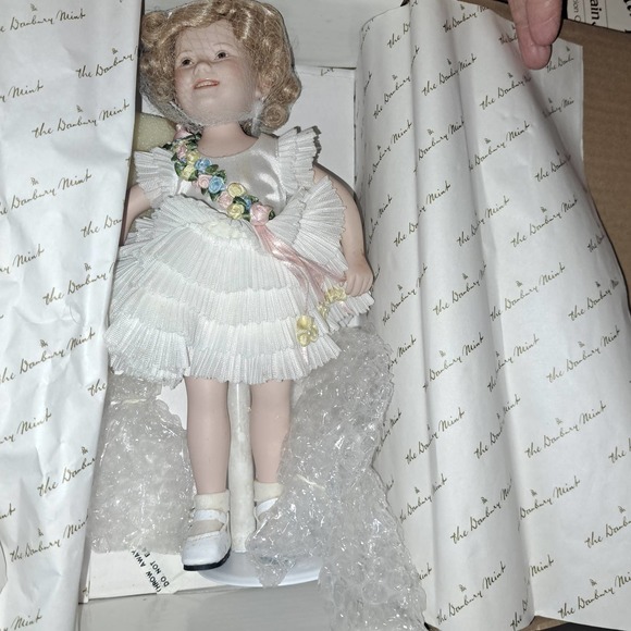 SHIRLET TEMPLE Collectors Pieces in Boxes 2 porcelain Dolls-Plate-VHS - Picture 9 of 10